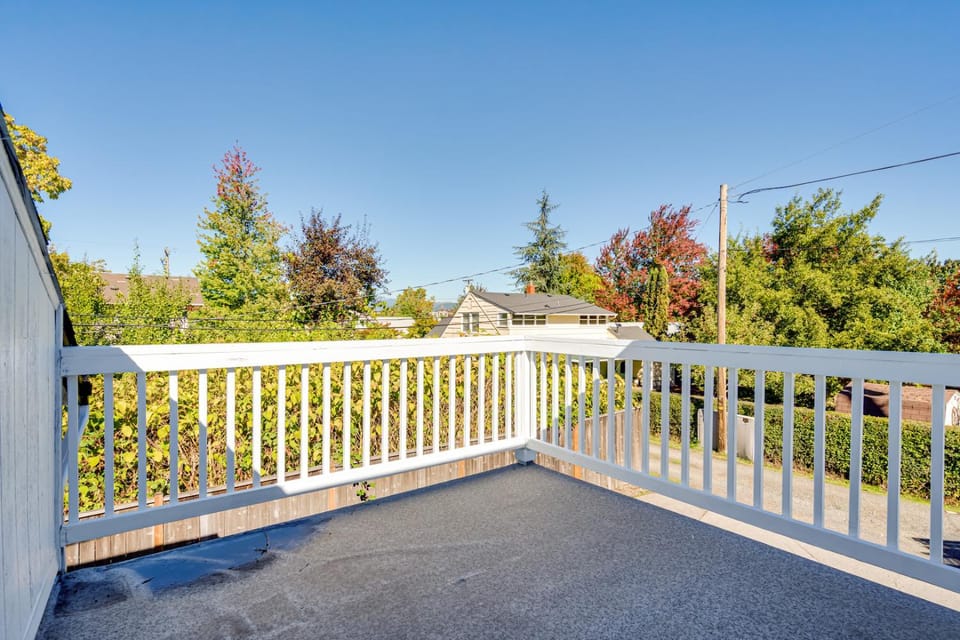 Upstairs UO, Autzen, Amazon Park Apartment in Eugene