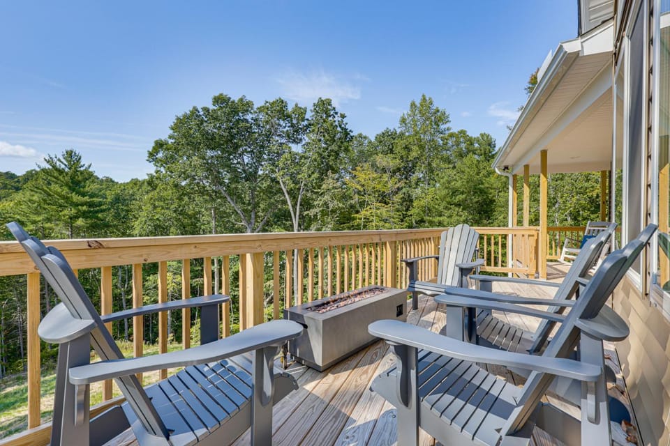 6 Mi to Appalachian Trail: Modern Front Royal Gem! House in Shenandoah Valley