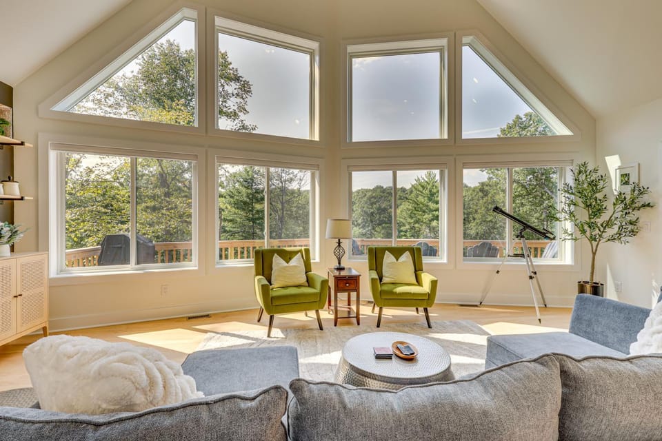 6 Mi to Appalachian Trail: Modern Front Royal Gem! House in Shenandoah Valley