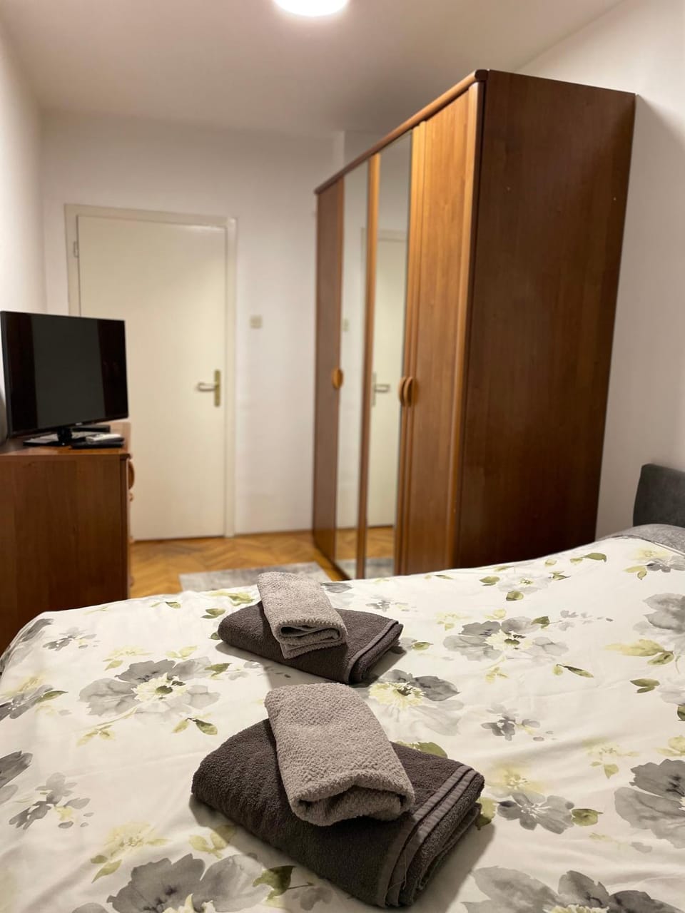 Bed, TV and multimedia, Bedroom, towels, wardrobe