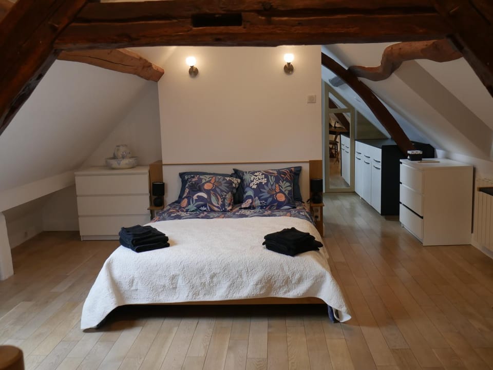 Photo of the whole room, towels