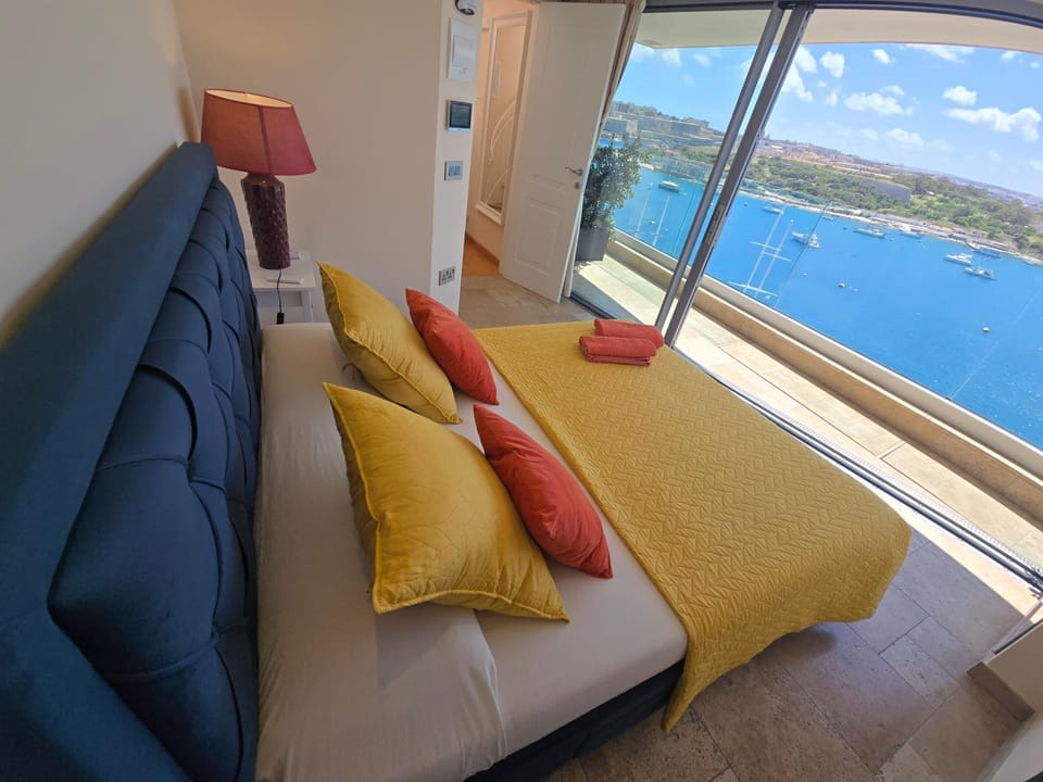 Photo of the whole room, Sea view