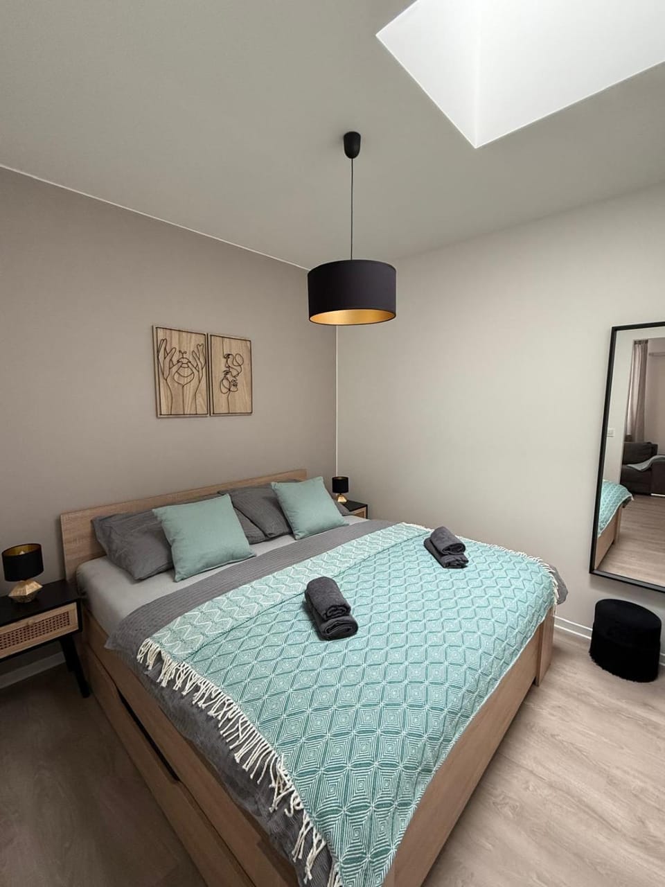 Bed, Bedroom, towels