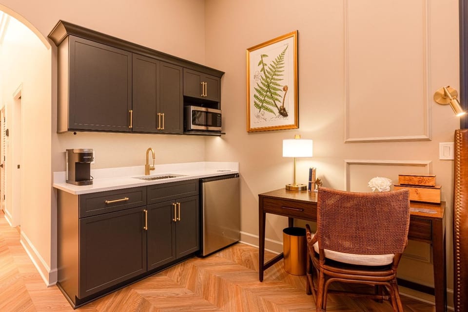 Coffee/tea facilities, Kitchen or kitchenette, Dining area, microwave