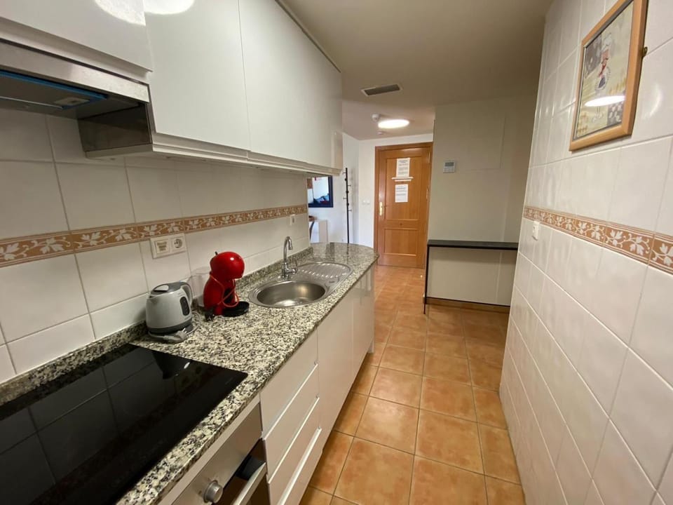 Coffee/tea facilities, Kitchen or kitchenette, stove