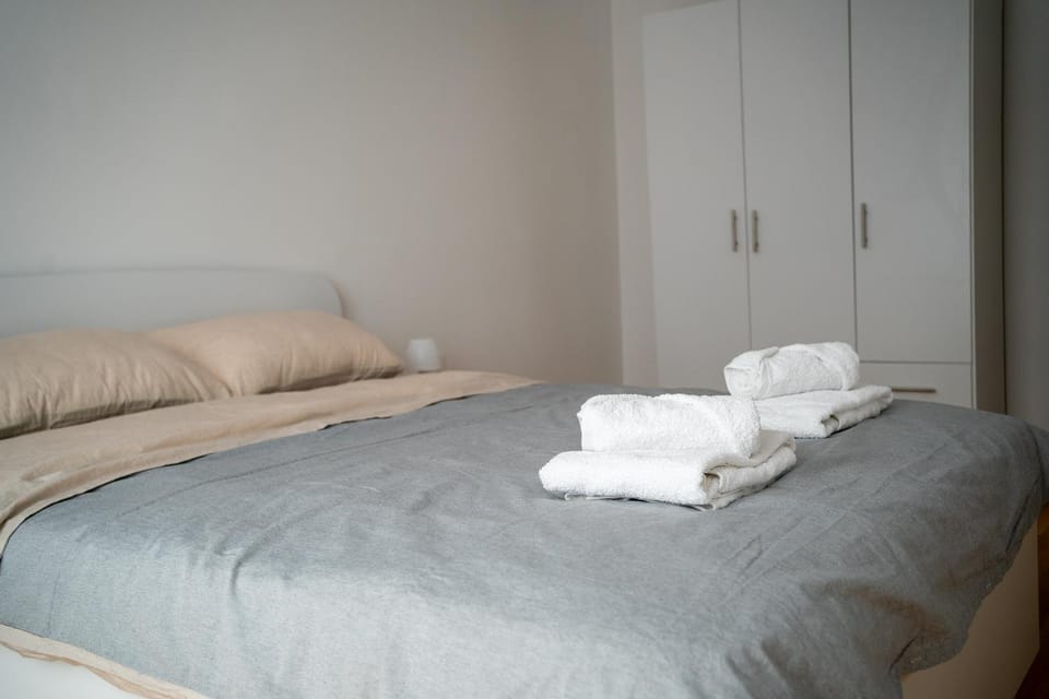 Bed, Photo of the whole room, Bedroom, towels