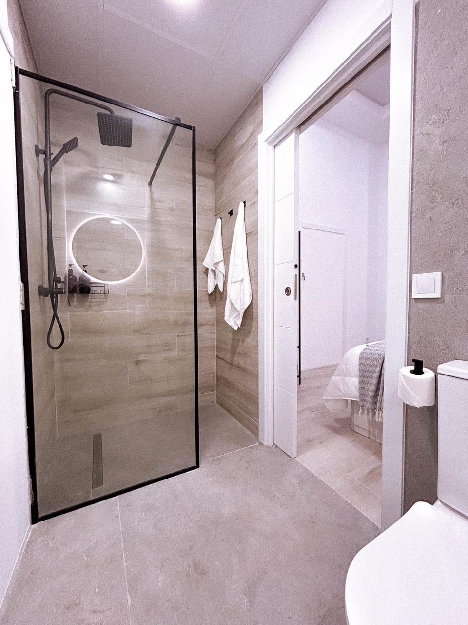 Shower, Toilet, Bathroom, towels