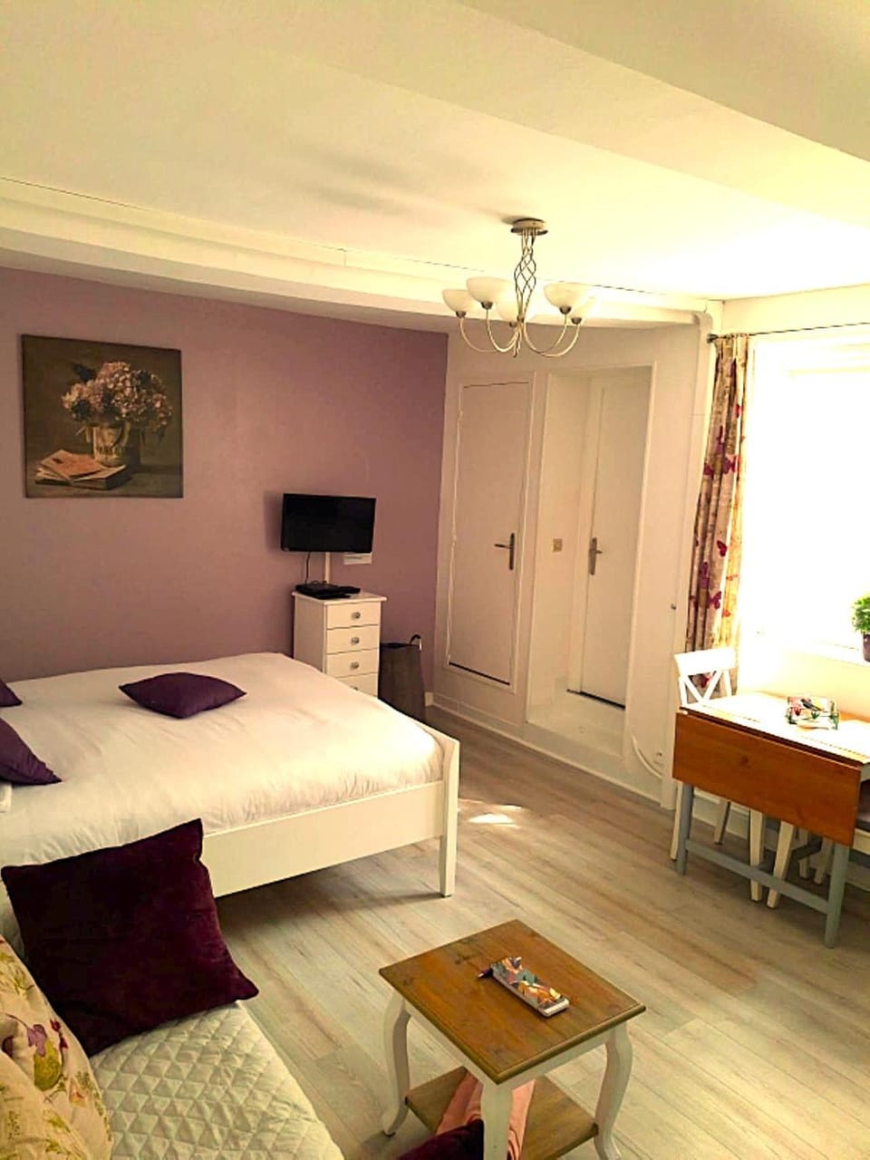 Bed, Living room