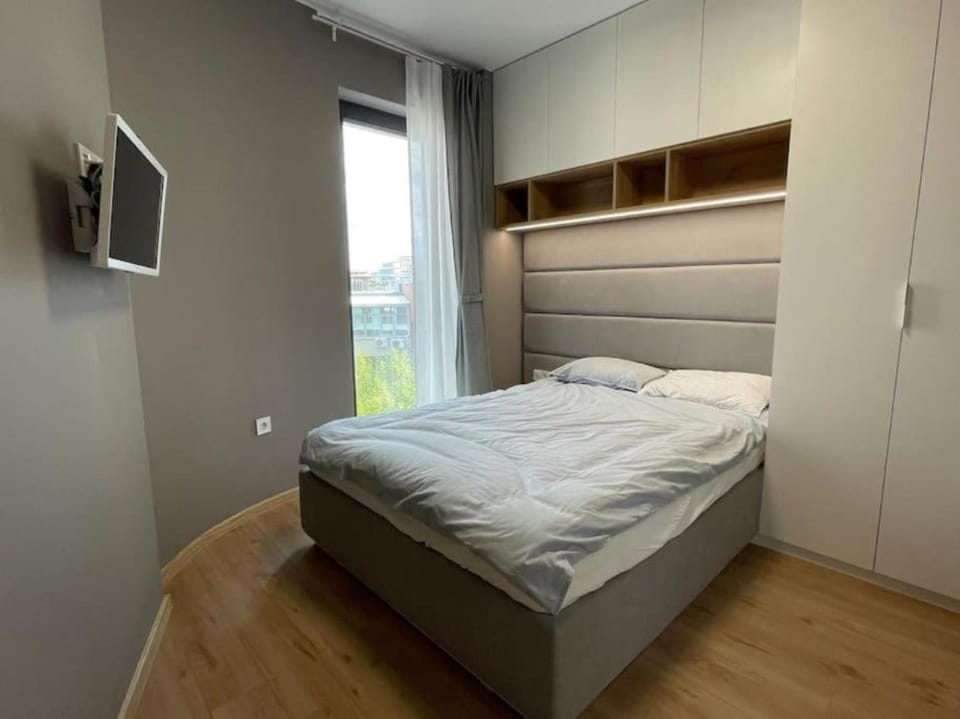 Bed, TV and multimedia, View (from property/room), Bedroom, City view, wardrobe