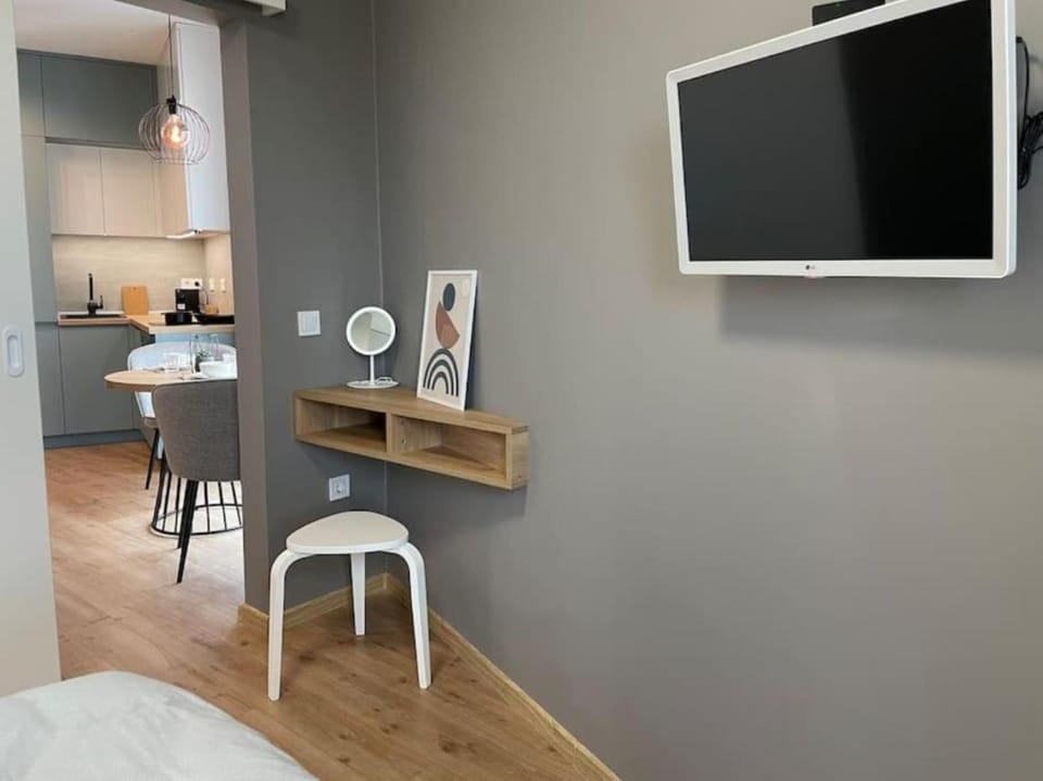 TV and multimedia, Living room, Decorative detail, Seating area, Bedroom