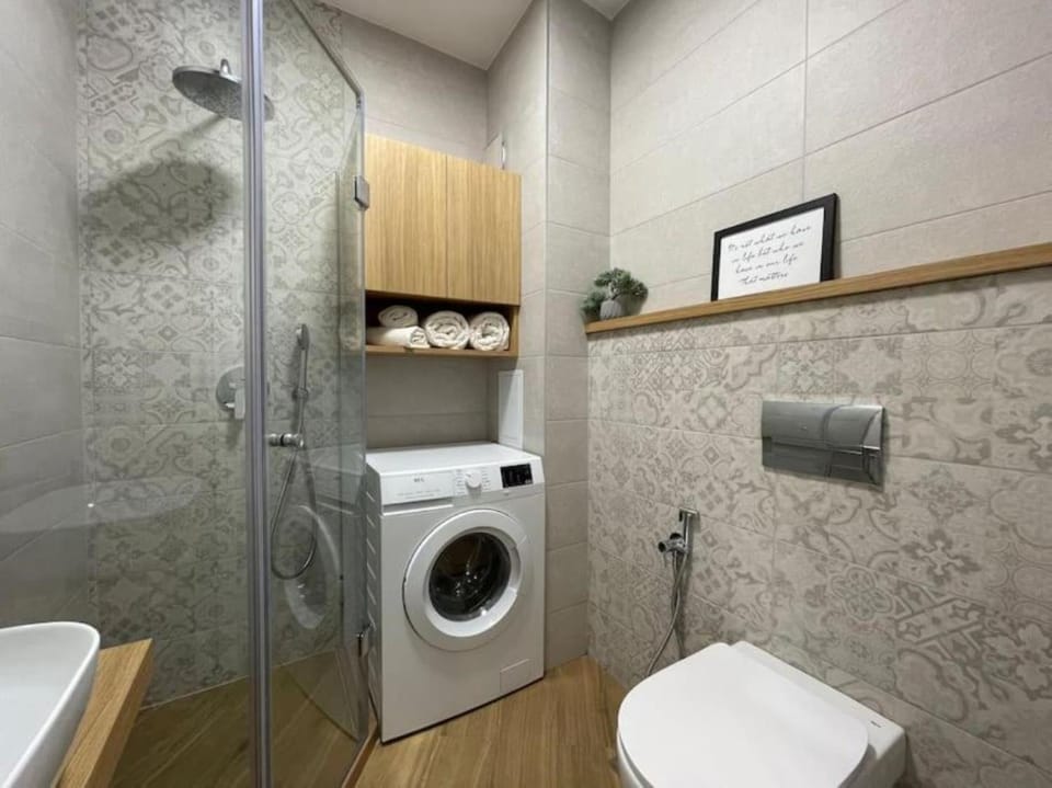 Shower, Toilet, towels, washing machine