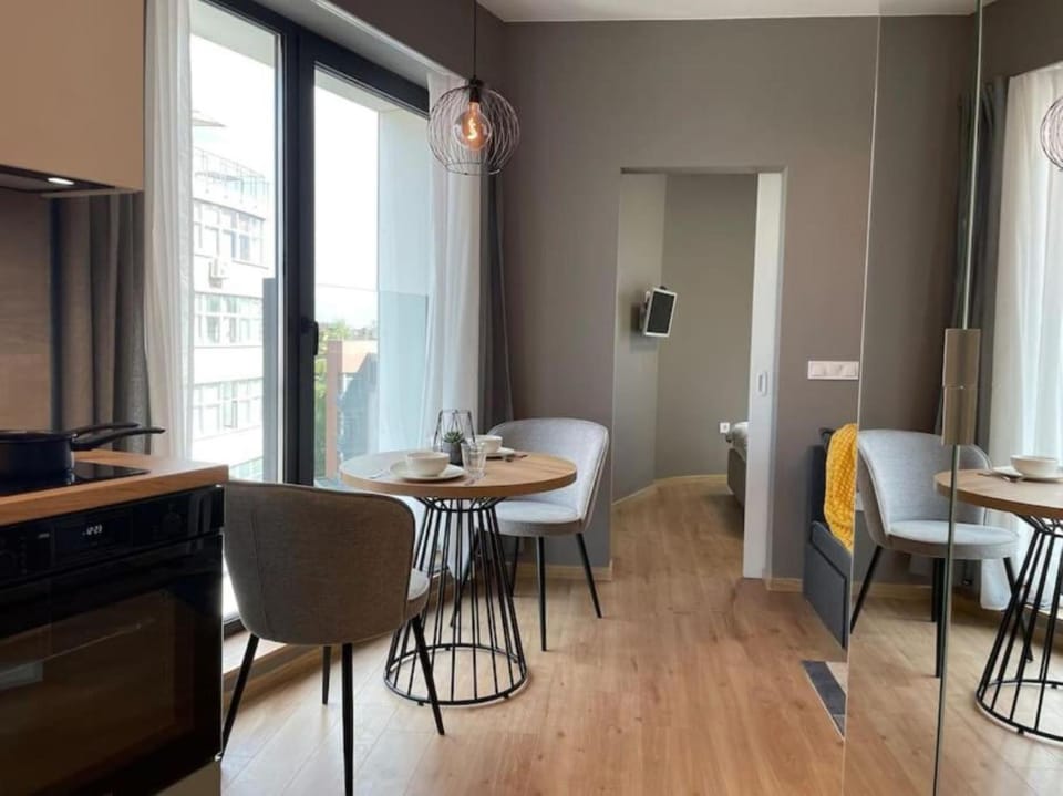 View (from property/room), Kitchen or kitchenette, Dining area, City view, stove, kitchen