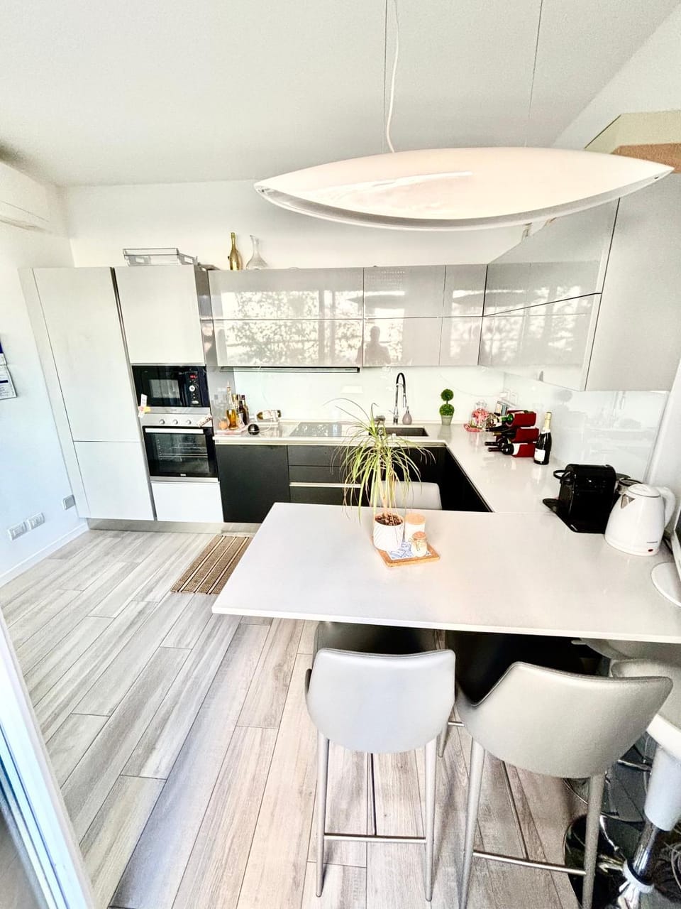 Kitchen or kitchenette, minibar