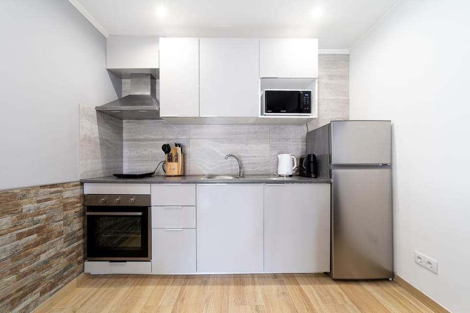 Coffee/tea facilities, Kitchen or kitchenette, internet, microwave, oven, stove, kitchen