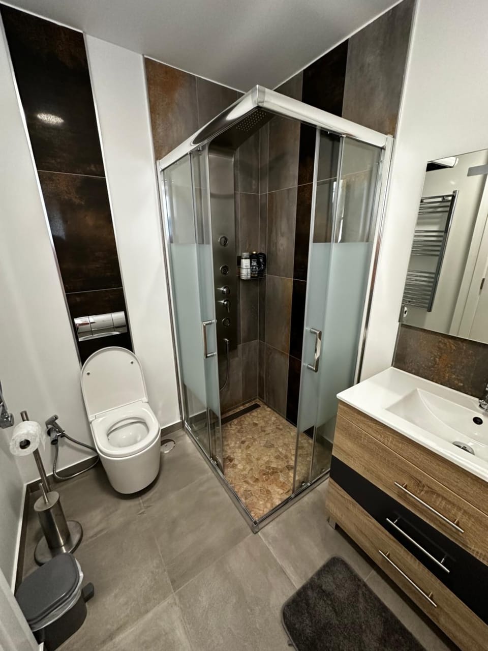 Shower, Toilet, Bathroom, towels
