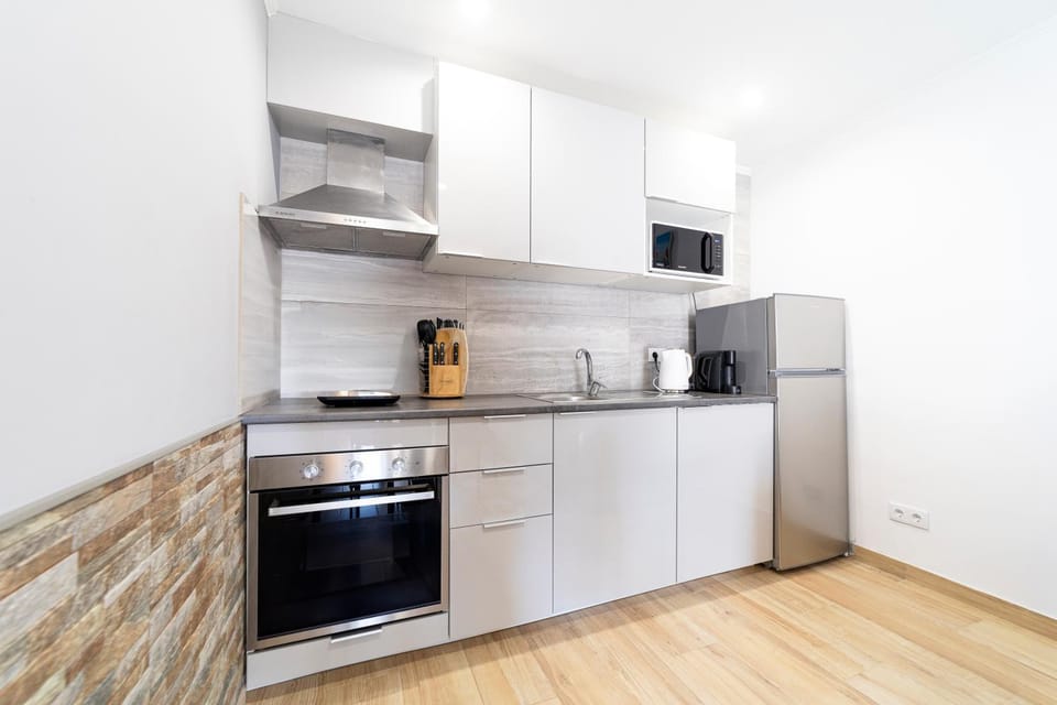 Coffee/tea facilities, Kitchen or kitchenette, internet, microwave, oven, stove, kitchen