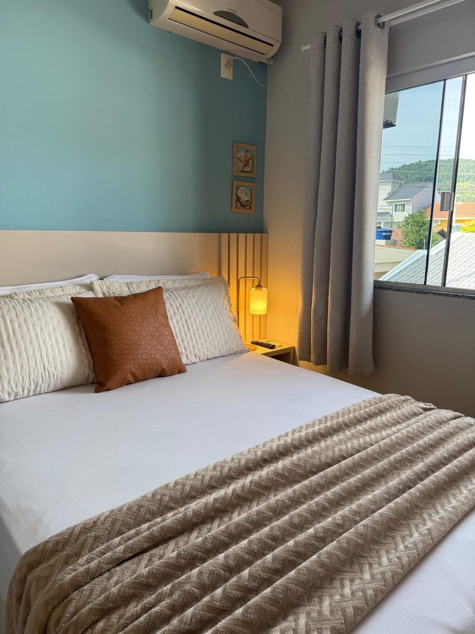 Bed, air conditioner