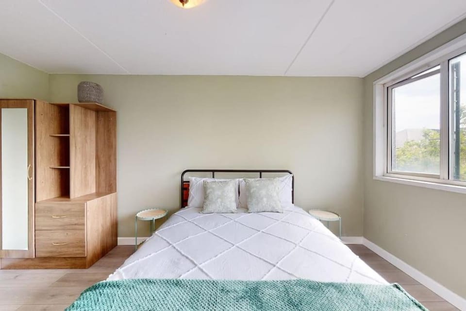 Bed, Photo of the whole room, Bedroom, wardrobe