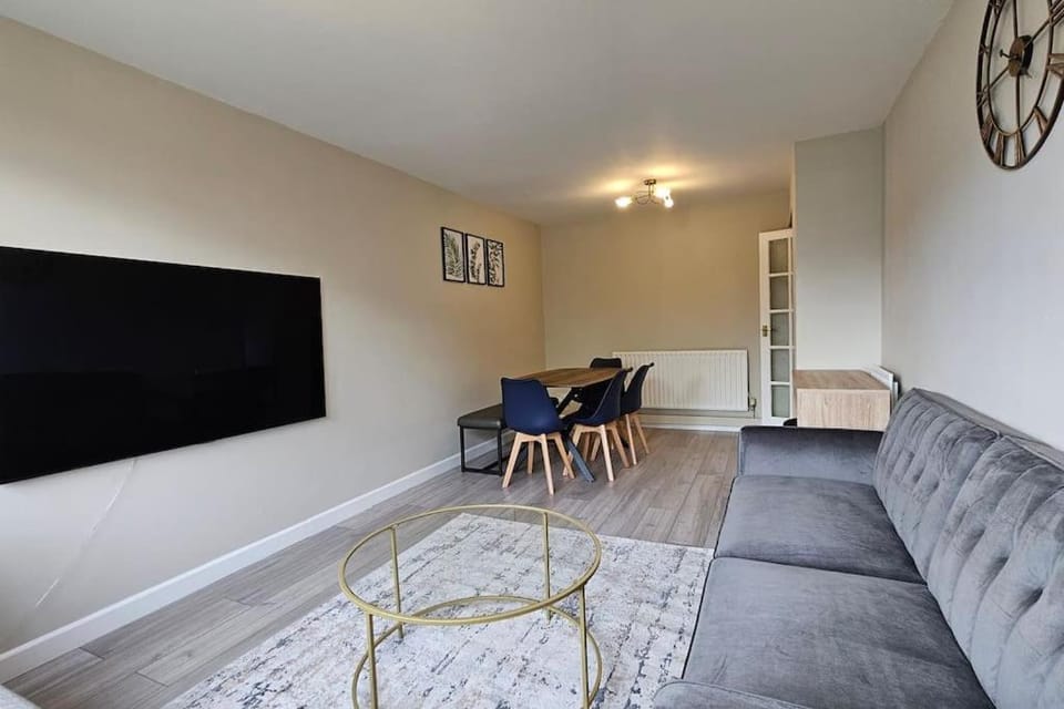 TV and multimedia, Living room, Seating area, Evening entertainment
