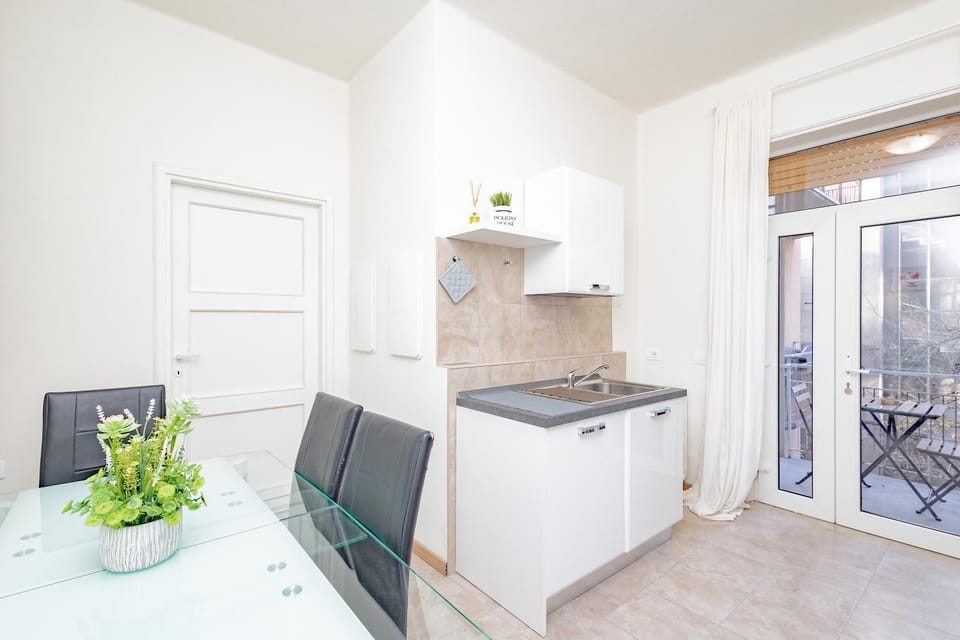 Kitchen or kitchenette, Dining area, pet friendly, stove