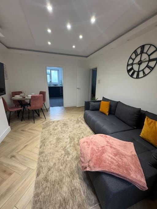 The Upper Tooting Beauty - 2bed Ground Floor Flat Apartment in London