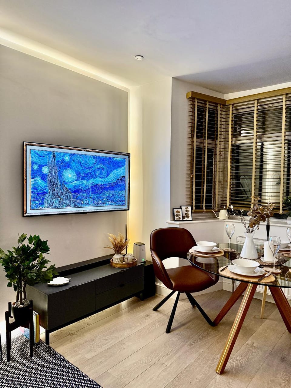 TV and multimedia, Seating area, Dining area