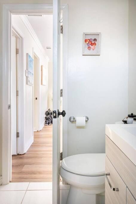2min2Beach, Netflix, AC, WD,15min2LAX, Fast Wifi House in Hermosa Beach
