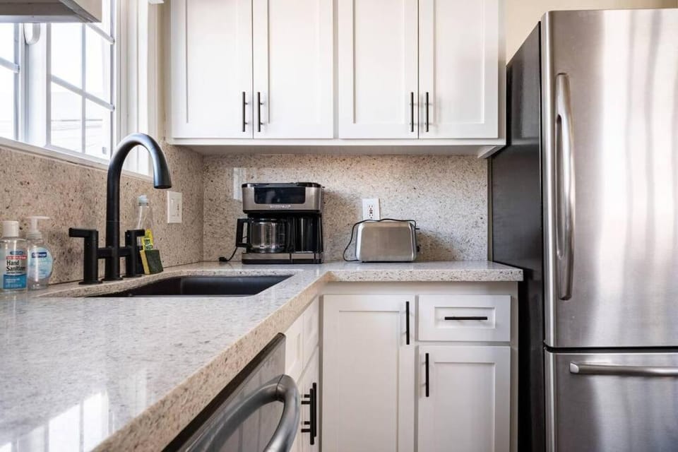 2min2Beach, Netflix, AC, WD,15min2LAX, Fast Wifi House in Hermosa Beach