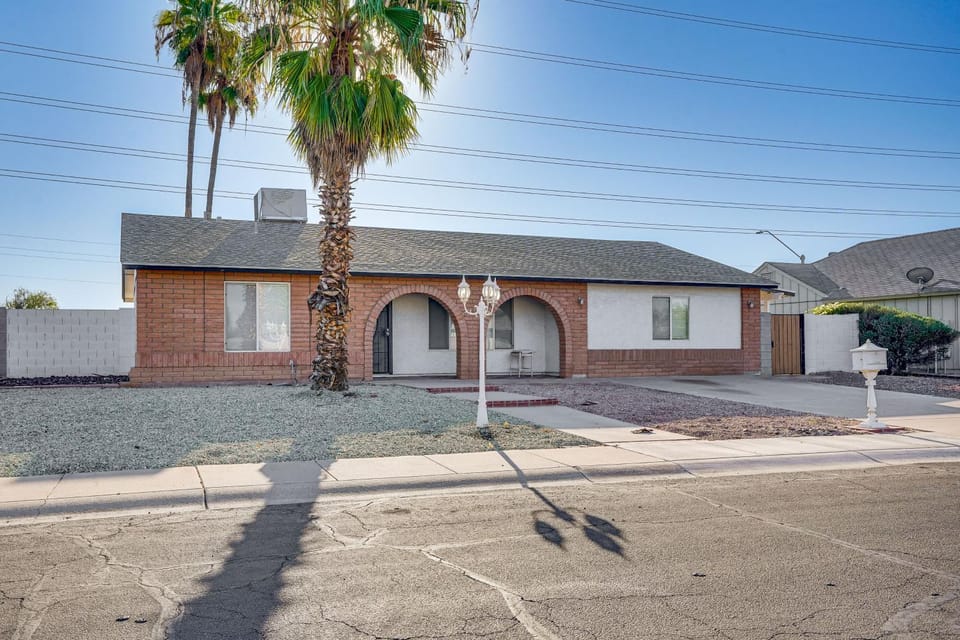 8 Mi to State Farm Stadium: Glendale Home w/ Grill House in Glendale