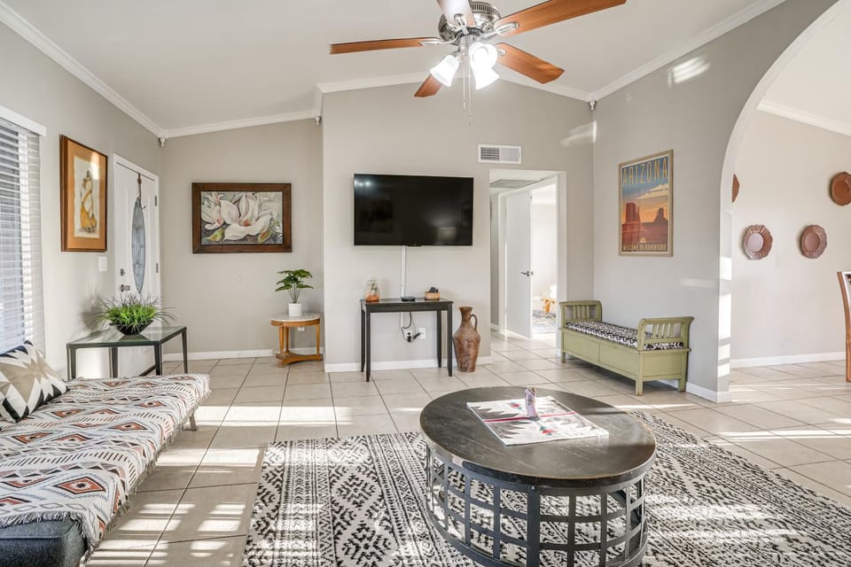 8 Mi to State Farm Stadium: Glendale Home w/ Grill House in Glendale