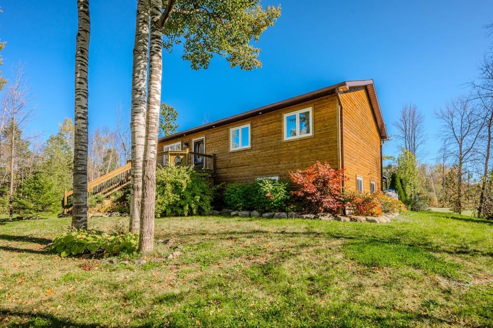 Black Bear - Cozy 4-Season Cottage w Hot Tub House in Northern Bruce Peninsula