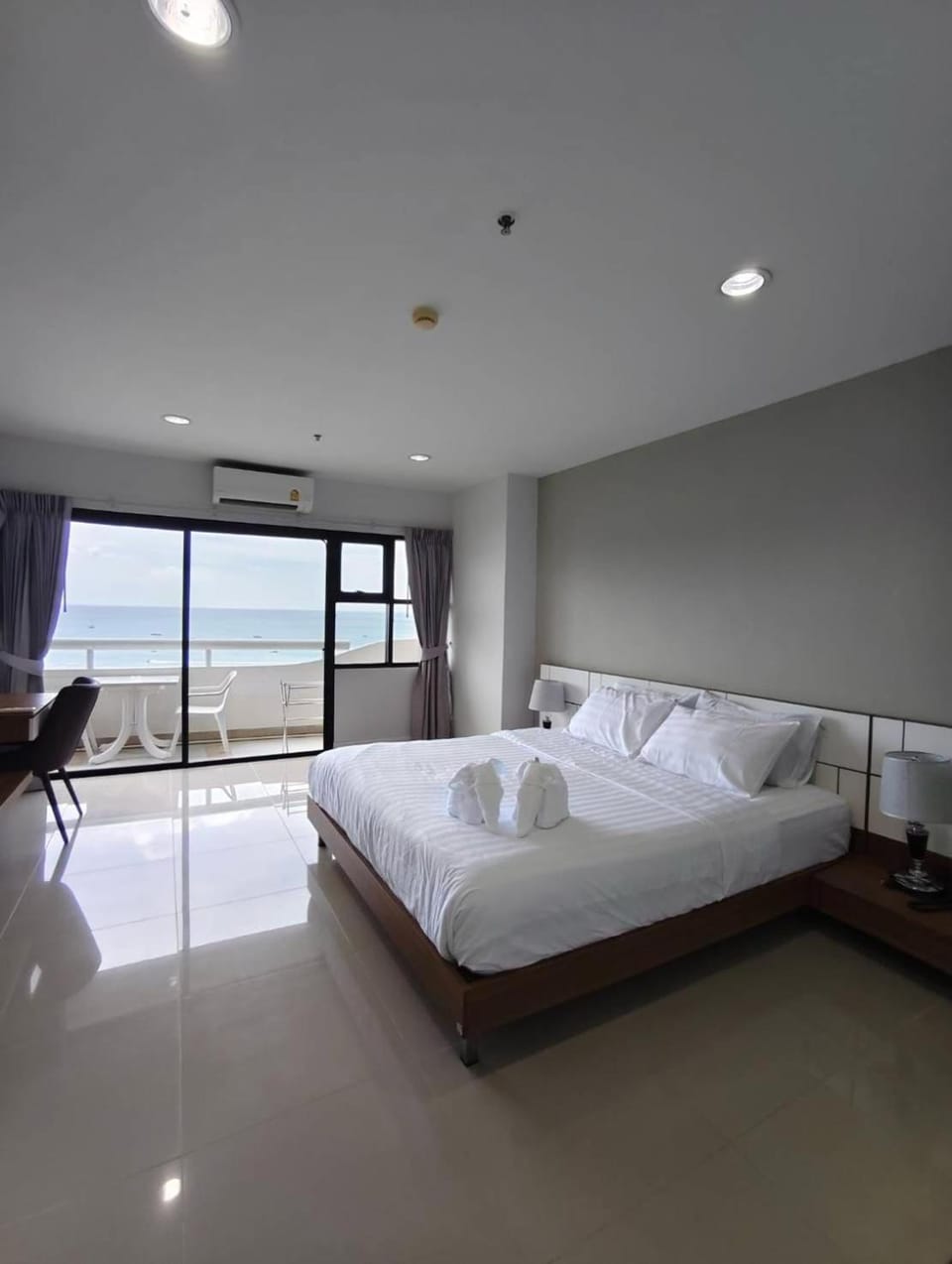 Bed, Beach, Beach, Bedroom, Landmark view, Mountain view, Pool view, Sea view, air conditioner