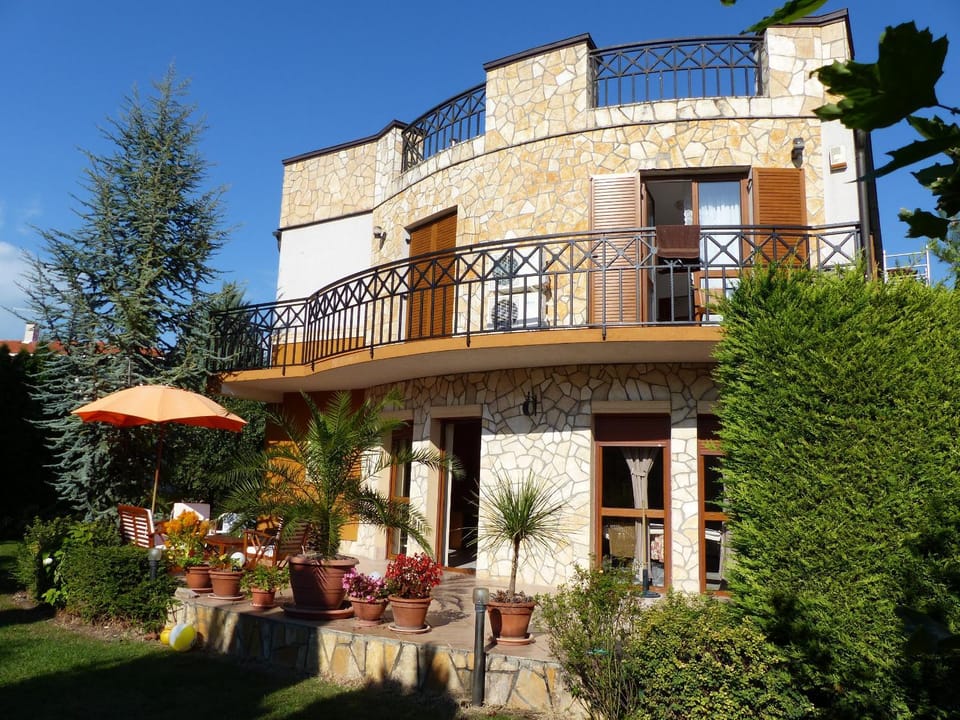Property building, Patio, Facade/entrance, Garden, Balcony/Terrace