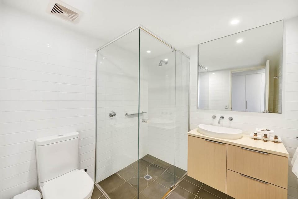Shower, Toilet, Bathroom, towels