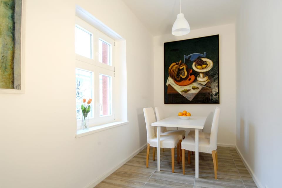Photo of the whole room, Decorative detail, Dining area