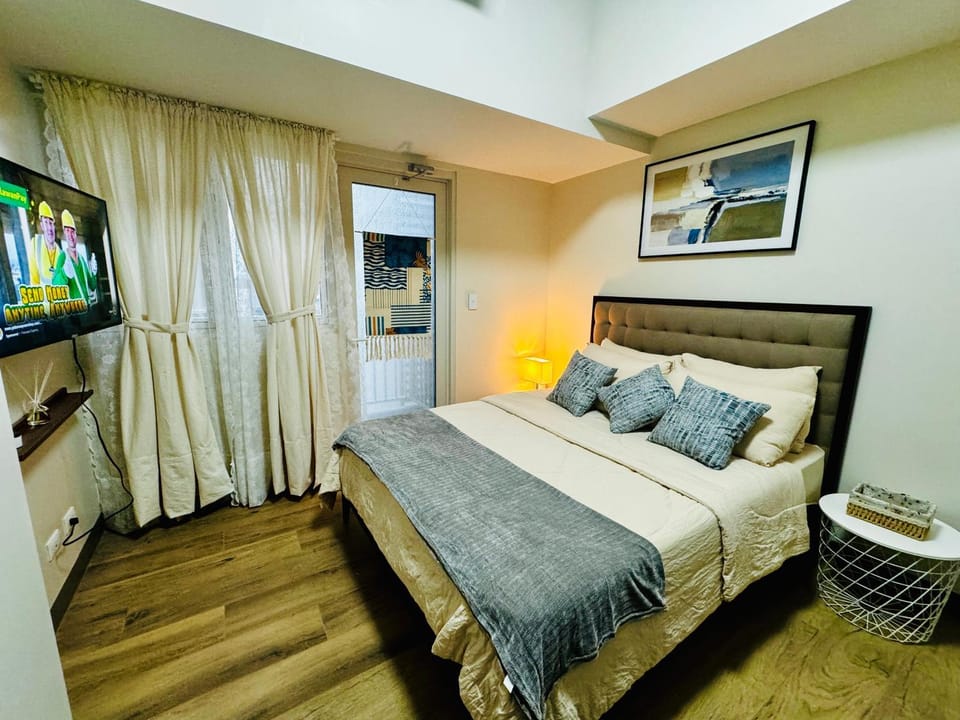10G Cozy Condo at Park McKinley West near Venice Mall Apartment in Makati