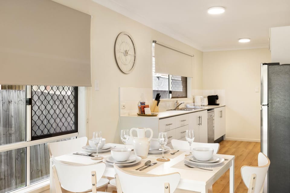 Coffee/tea facilities, Kitchen or kitchenette, Dining area, oven