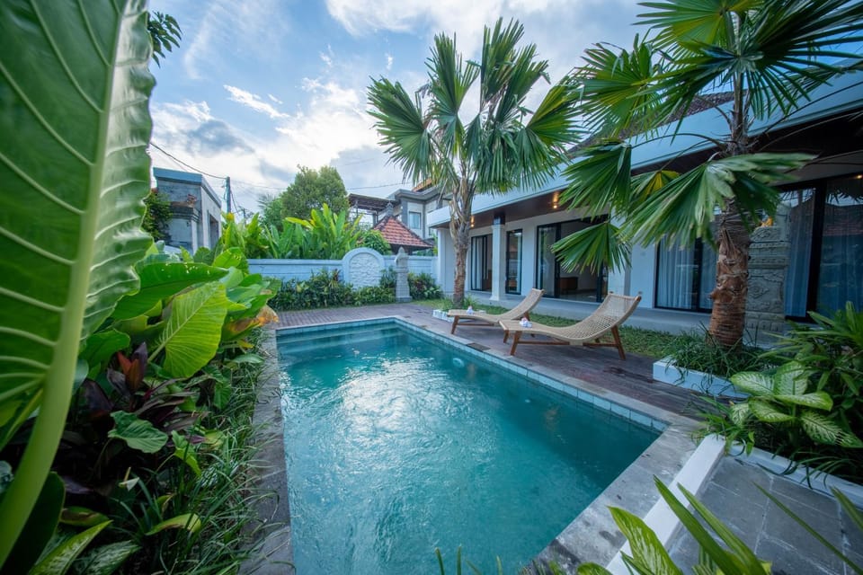 Property building, Day, Garden, Garden view, Pool view, Swimming pool, sunbed