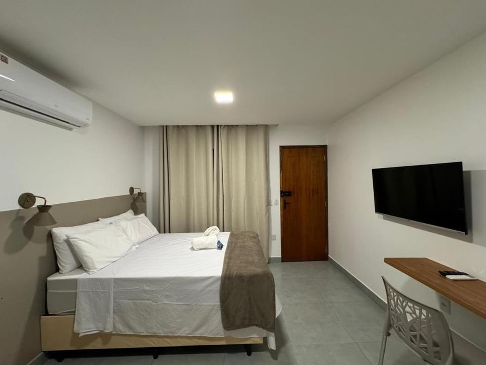 Bed, TV and multimedia, Photo of the whole room, air conditioner