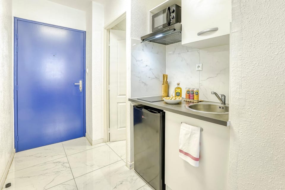 Kitchen or kitchenette, stove