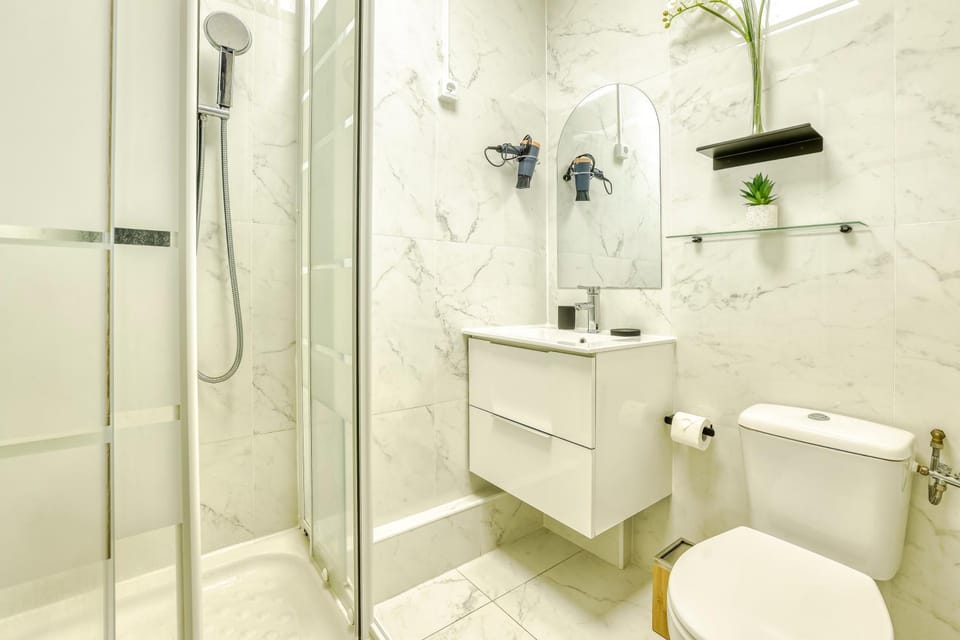 Shower, Toilet, Bathroom, towels