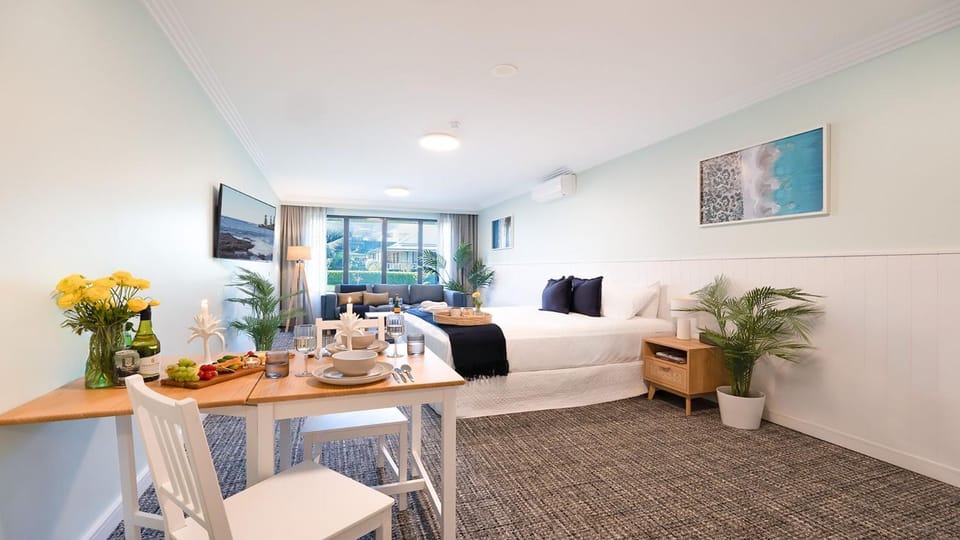 Bed, TV and multimedia, Kitchen or kitchenette, Photo of the whole room, Seating area, Dining area, Bedroom