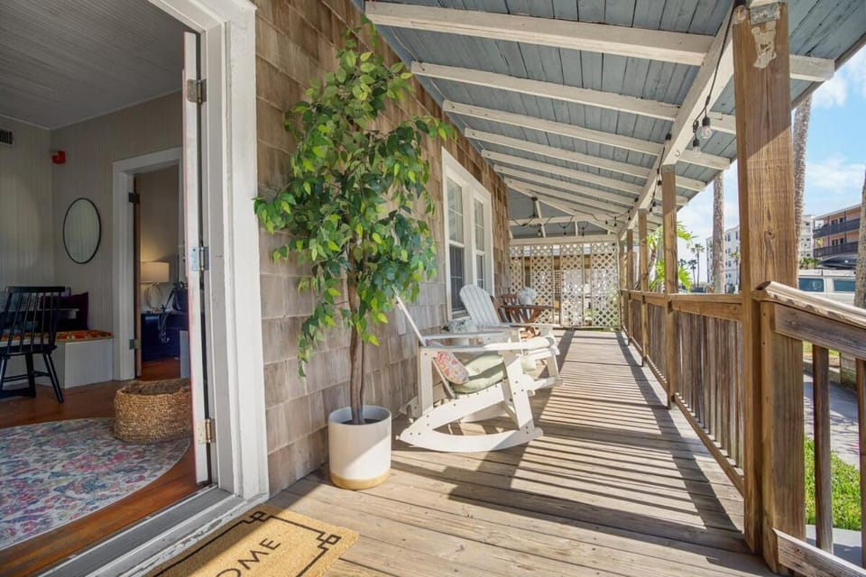 Be A Nomad - Historic 6BR Cottage Steps to Jacksonville Beach Sleeps 12 Apartment in Jacksonville Beach
