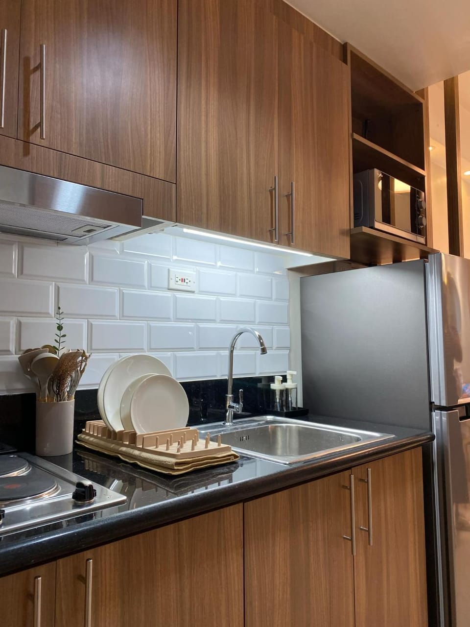Kitchen or kitchenette, dishwasher, stove