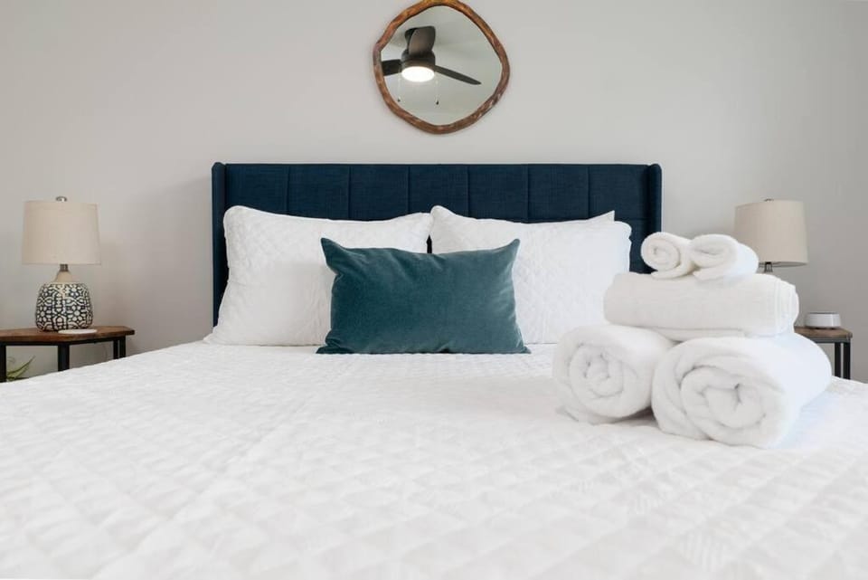 Bed, Bedroom, towels