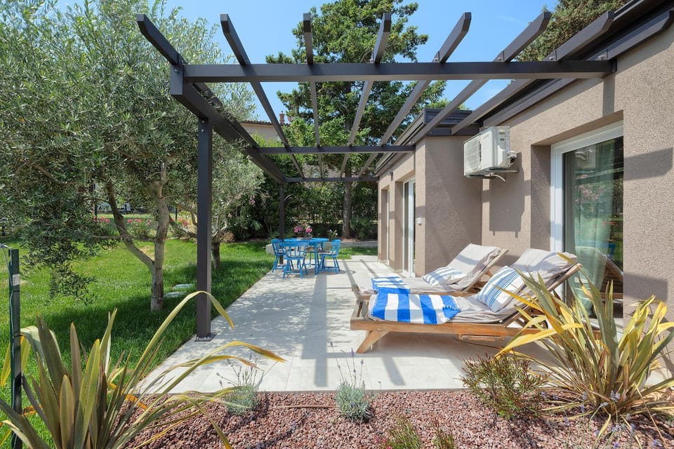 Property building, Patio, Garden, Garden view, sunbed