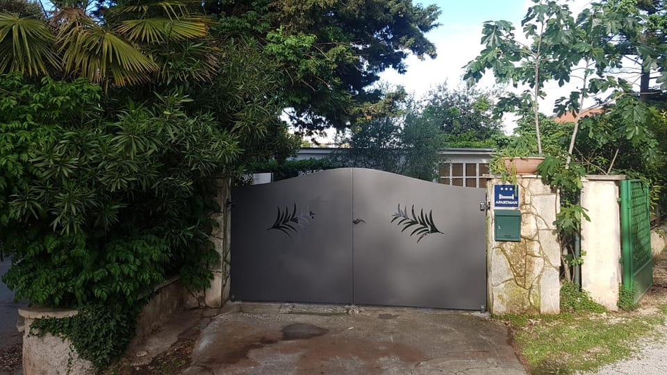 Facade/entrance, Off site, Street view