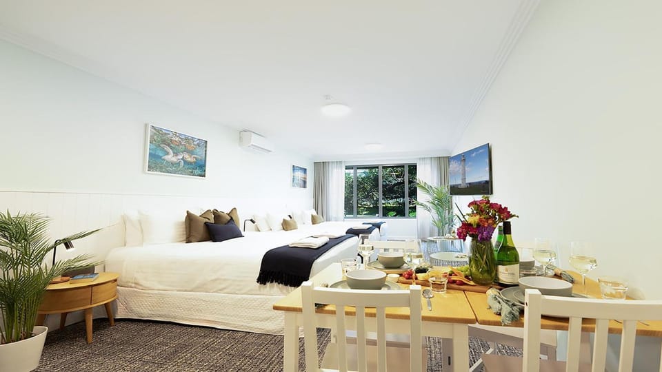 Bed, Photo of the whole room, Seating area, Dining area
