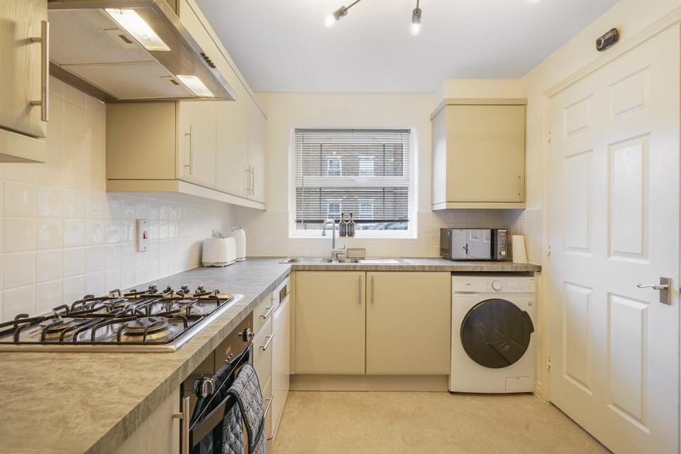 Coffee/tea facilities, Kitchen or kitchenette, dishwasher, oven, stove, toaster, washing machine, dryer