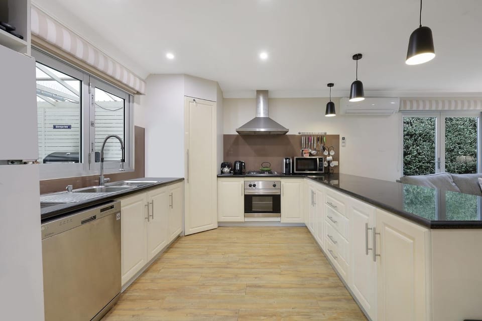 Kitchen or kitchenette, dishwasher, stove